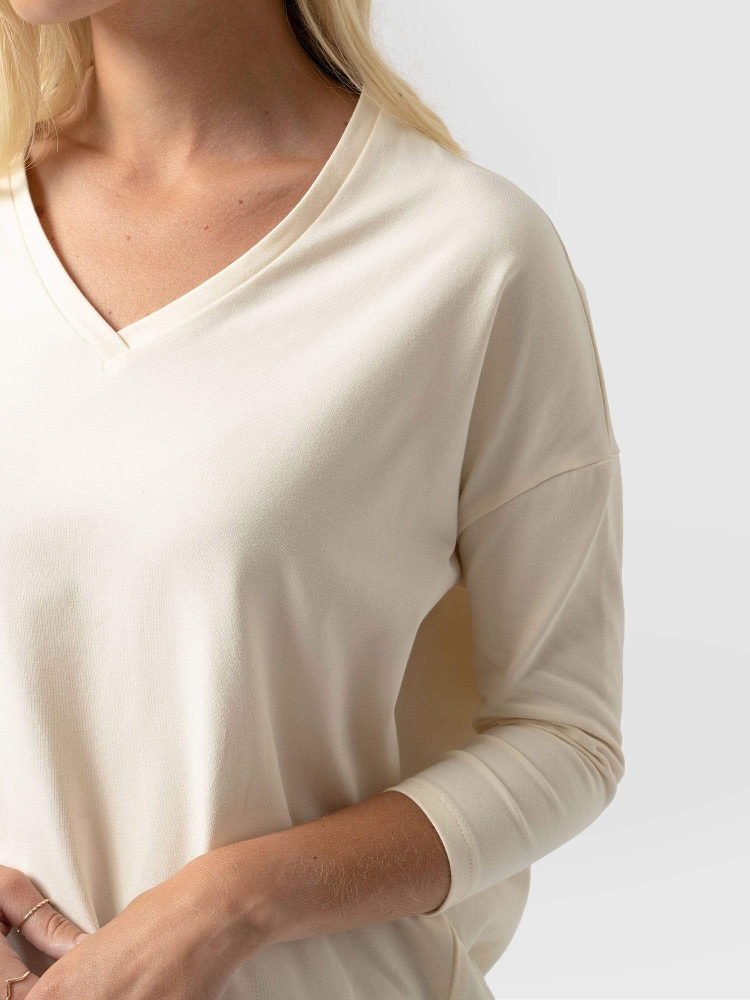 V-Neck Tee Cream - Women's T-Shirts | Saint + Sofia® EU